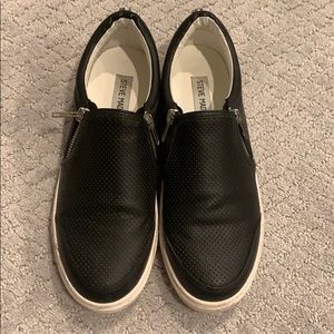 STEVE MADDEN BLACK SLIP-ON SNEAKERS